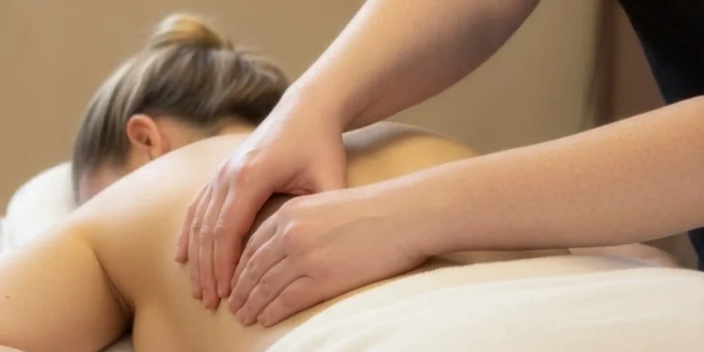 Tina udfører Massage