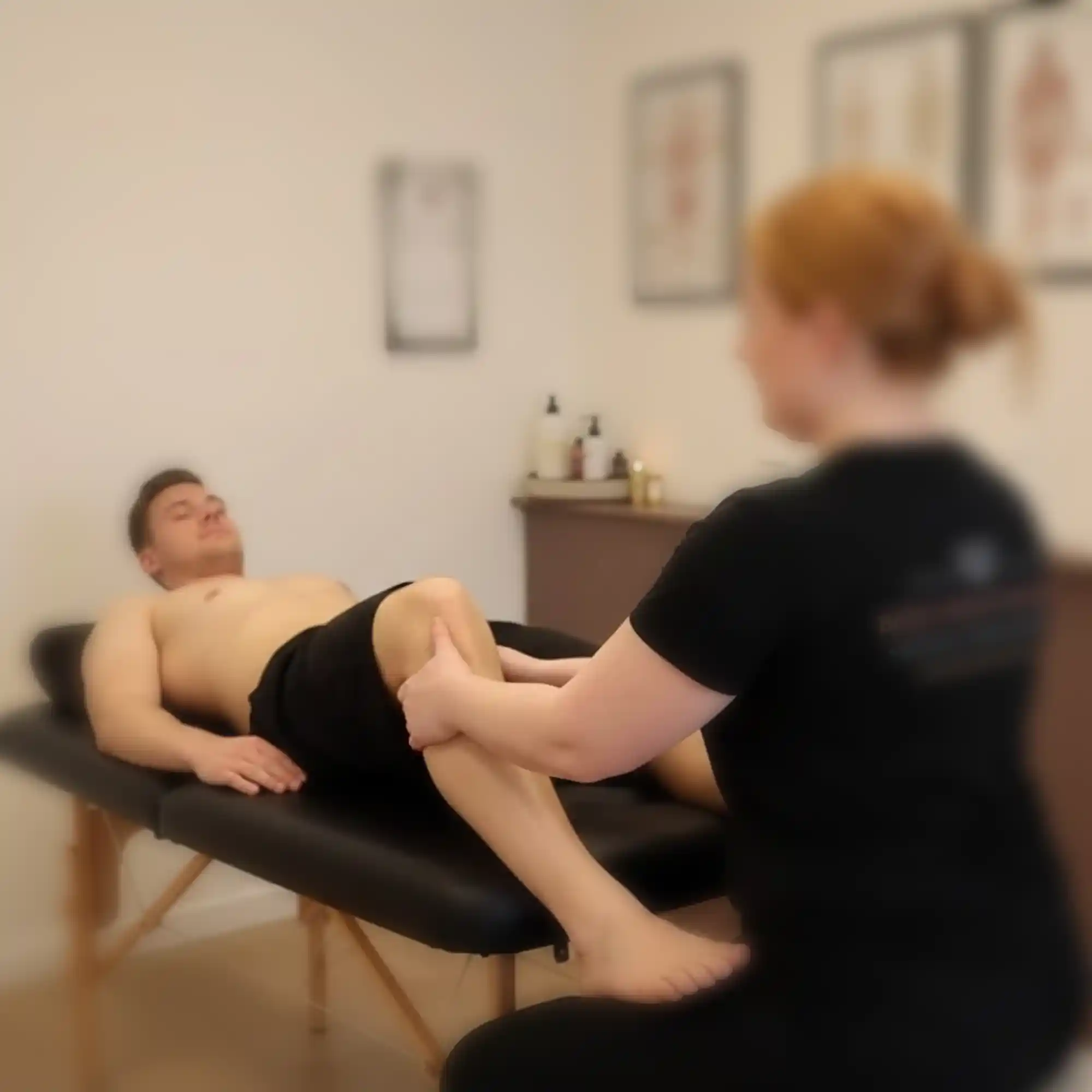Tina masserer ben